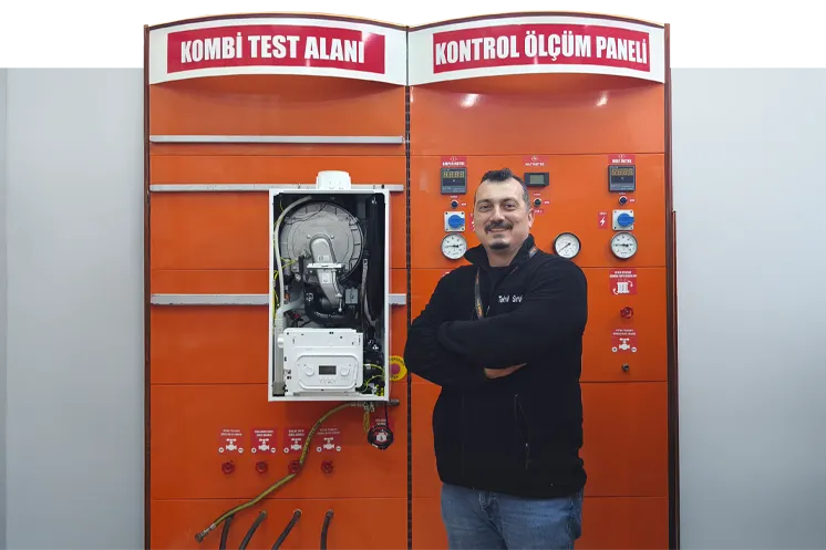 Burak Usta servis standının önünde